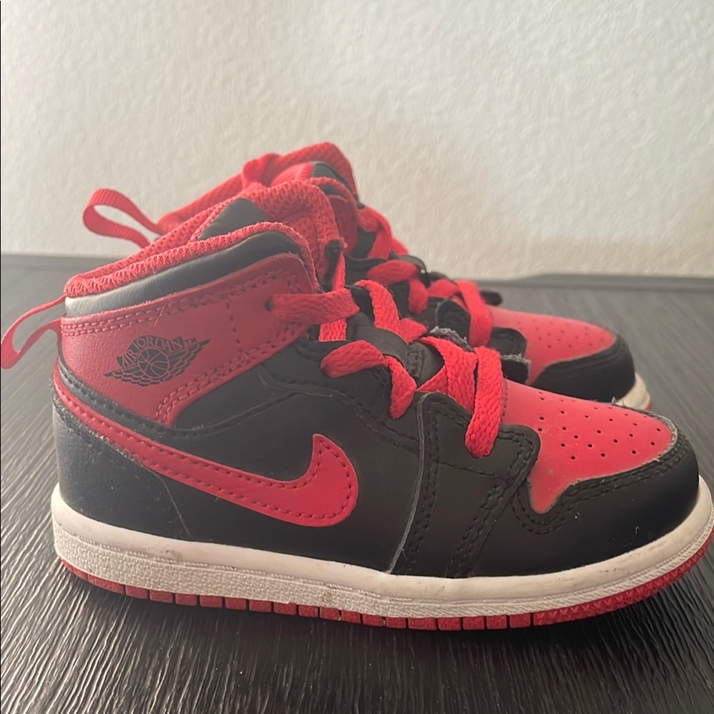 •ON SALE• 😍Nike Black and Red High-Top Sneakers
